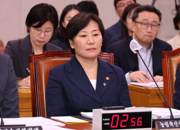 장관 인선에서 유임된 송미령 농림축산식품부 장관이 23일 국회에서 열린 농림축산식품해양수산위원회 전체회의에 참석해 있다. 연합뉴스